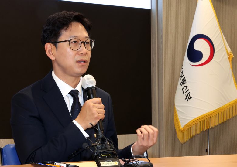 배경훈 과학기술정보통신부 장관이 17일 정부세종청사 과기정통부 대강당에서 열린 취임식에서 직원들의 질문에 답하고 있다. /연합뉴스