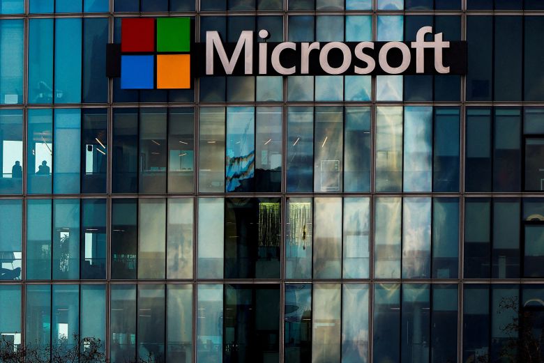 FILE PHOTO: A view shows a Microsoft logo at Microsoft offices in Issy-les-Moulineaux near Paris, France, January 9, 2025. REUTERS/Gonzalo Fuentes/File Photo/2025-07-10 04:05:44/<저작권자 ⓒ 1980-2025 ㈜연합뉴스. 무단 전재 재배포 금지, AI 학습 및 활용 금지>