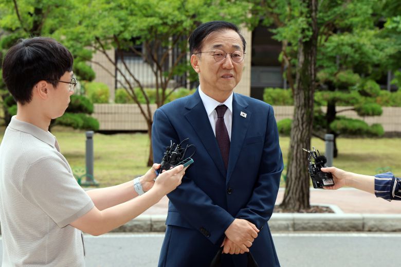 김윤덕 국토교통부 장관 후보자가 지난 15일 오전 경기 과천시 정부과천청사에 마련된 인사청문회 사무실로 출근하며 소감을 밝히고 있다./뉴스1