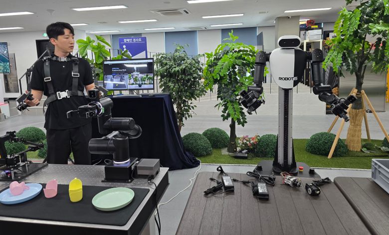 로보티즈 연구원이 휴머노이드 'AI워커'의 훈련 방법을 시연하고 있다. /류현정 기자