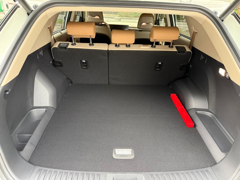 KG모빌리티 중형 SUV '액티언 하이브리드' 트렁크 모습. 기본 용량은 652L다. 2열을 접으면 1424L까지 실을 수 있다. /이윤정 기자