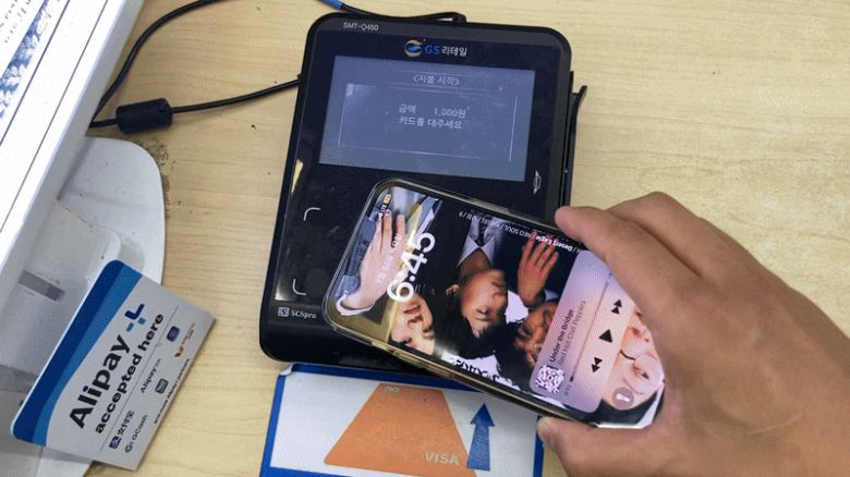 애플페이 티머니를 이용하면 스마트폰 잠금 해제 없이 편의점에서 결제할 수 있다. /김민국 기자