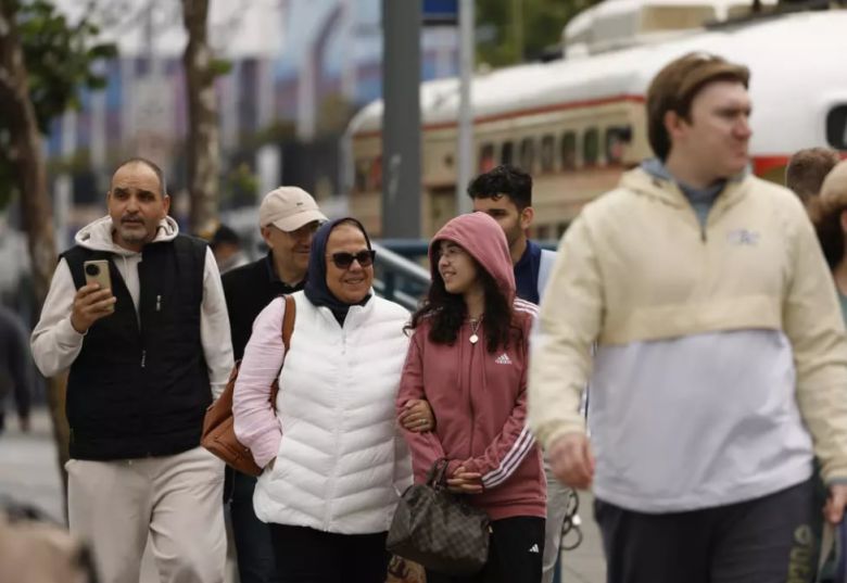 미국 샌프란시스코의 행인들이 21일 이례적으로 추운 날씨에 겨울철 옷을 입고 피셔맨스 워프 근처를 걷고 있다. /AFP=뉴스1