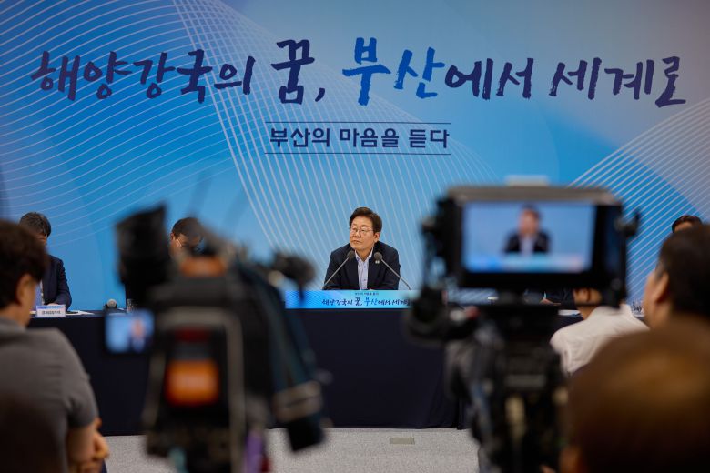 이재명 대통령이 지난 25일 부산 남구 부경대에서 열린 타운홀미팅 '부산의 마음을 듣다' 지역 주민 간담회에서 참석자들의 발언을 경청하고 있다./대통령실 제공