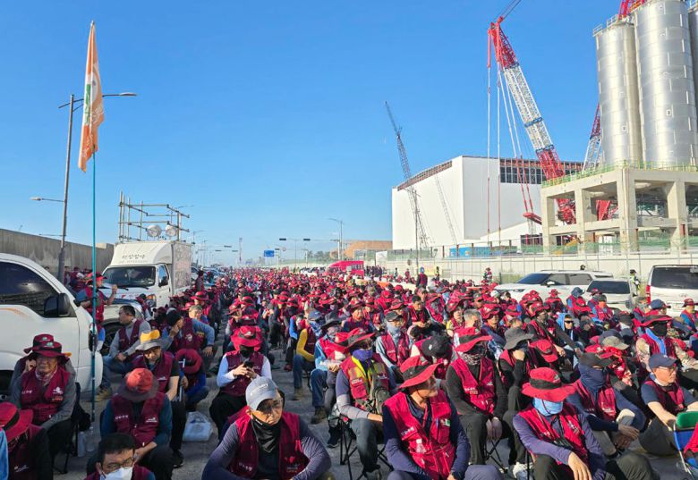 울산플랜트노조 조합원들이 지난 25일 샤힌프로젝트 현장 앞에서 파업 집회를 하고 있다. /울산플랜트건설노조 제공