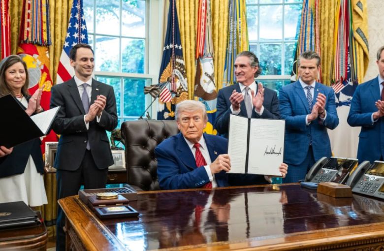 도널드 트럼프 대통령이 지난 5월 23일(현지 시각) 백악관 오벌오피스에서 원자력 산업 기반 활성화를 위한 행정명령에 서명하고 있다. /백악관 홈페이지 캡처