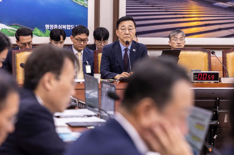 김윤덕 국토교통부 장관 후보자가 29일 국회 국토교통위원회에서 열린 인사청문회에서 의원 질의에 답하고 있다. /연합뉴스