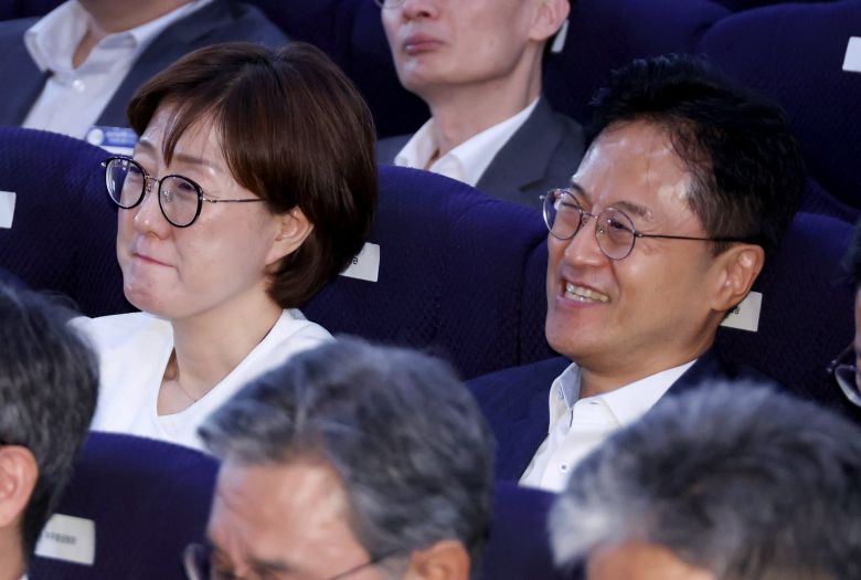 김현지 대통령실 총무비서관(왼쪽)과 김정우 국정상황실장이 31일 정부서울청사에서 이재명 대통령의 고위공직자 특별 강연을 경청하고 있다. /연합뉴스