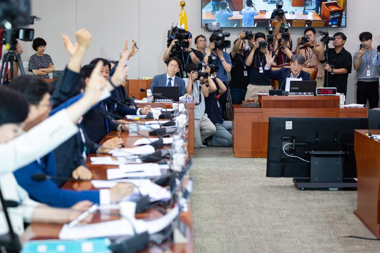 지난 1일 서울 여의도 국회에서 열린 제427회 국회(임시회) 법제사법위원회 제5차 전체회의에서 노조법(노란봉투법) 등이 거수표결로 통과되고 있다. /뉴스1