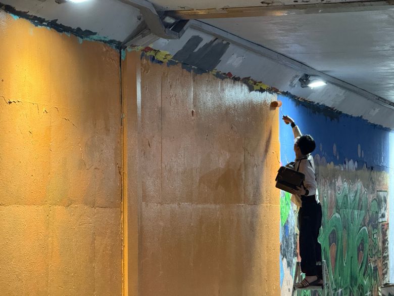 6일 서울 강남구 압구정 토끼굴에서 한 그라피티 작가가 벽면을 도색 중이다. /이호준 기자
