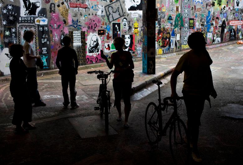 2008년 6월 23일 영국 런던 워털루역 근처의 폐기된 한 터널에서 그라피티 화가 뱅크시가 그린 그림을 행인들이 구경하고 있다. 뱅크시의 그림에 다른 그라피티 화가들의 그림이 더해지면서 이 거리는 런던의 명물로 떠올랐다. /조선DB