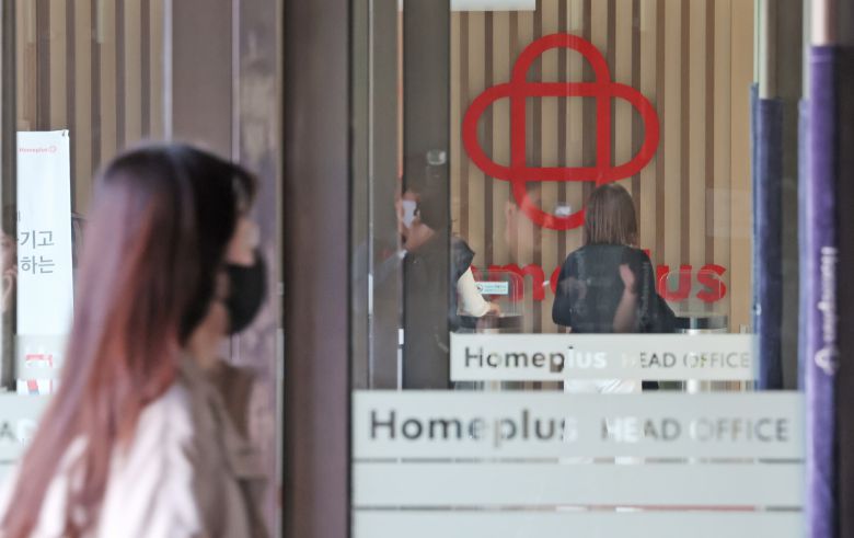 서울 강서구 홈플러스 본사에서 직원들이 출입구를 드나들고 있다. /뉴스1