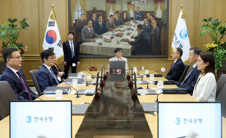 이창용 한국은행 총재가 지난달 10일 오전 서울 중구 한국은행에서 열린 금융통화위원회 본회의를 주재하고 있다. /뉴스1