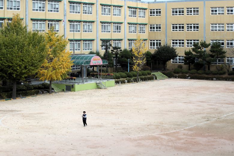 작년 11월 27일 부산광역시 부산진구 주원초등학교 운동장에서 어린이들이 뛰어 놀고 있다. 이 학교는 올해 3월 1일 폐교했다. / 조선DB