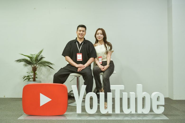 생활 꿀팁 채널 '소개팁'을 운영하는 권동현·이예린 씨가 지난달 24일 조선비즈와 인터뷰했다. /유튜브 제공