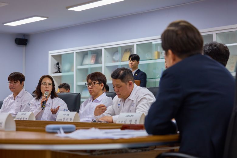 이재명 대통령이 지난달 25일 경기 시흥시 SPC삼립 시화공장에서 열린 '산업재해 근절 현장 노사간담회'에서 참석자들의 발언을 경청하고 있다. /뉴스1