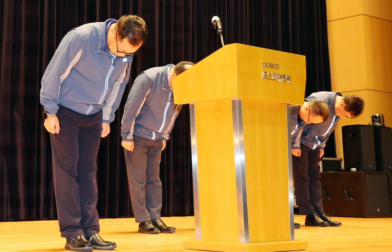 정희민 포스코이앤씨 사장이 지난달 29일 인천 송도 본사에서 연이은 현장 사망사고와 관련한 담화문 발표에 앞서 관계자들과 사과 인사하고 있다. /연합뉴스