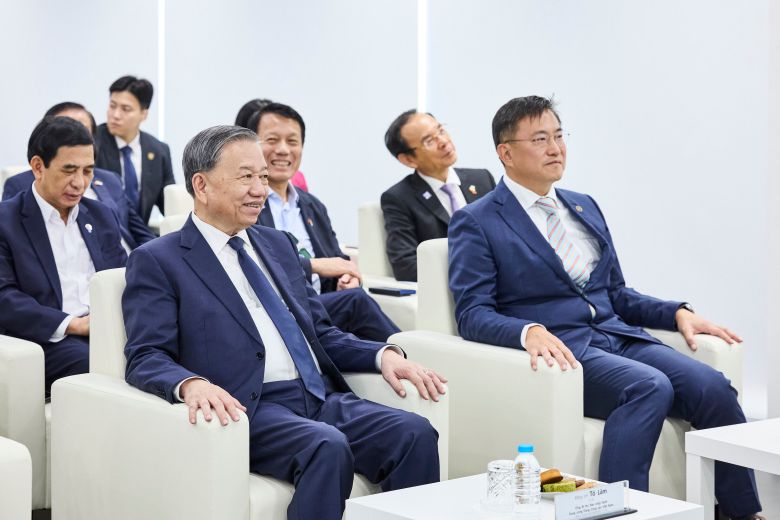 지난 13일 또 럼 베트남 당서기장(왼쪽에서 두번째)과 김남정 동원그룹 회장(가장 오른쪽)이 동원글로벌터미널부산 현장을 방문했다. /동원그룹 제공