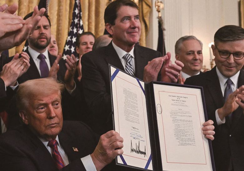 도널드 트럼프 미국 대통령이 워싱턴 D.C. 백악관에서 스테이블코인 규제 기준을 수립하고 해당 산업에 대한 감독을 강화하는 지니어스법에 서명한 후 들어 보이고 있다. /사진 로이터연합