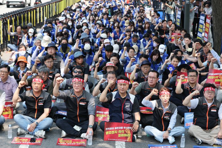 MG손해보험 전직원들이 지난 5월 29일 서울 종로구 금융위원회 앞에서 열린 총파업 선포 결의대회에서 일부영업정지를 규탄하는 구호를 외치고 있다. /뉴스1