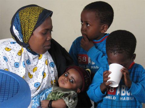아프리카 탄자니아의 한 어린이가 경구용 콜레라 백신을 마시고 있다. /국제백신연구소