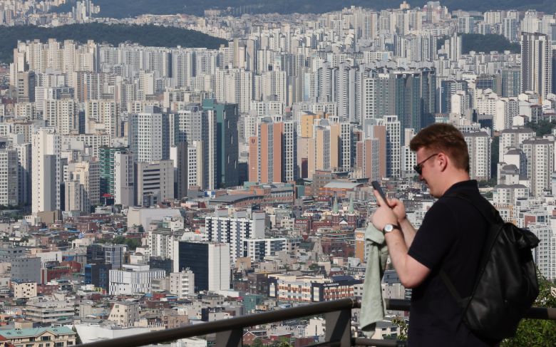 21일 서울 남산에서 바라본 아파트 등 모습. /연합뉴스