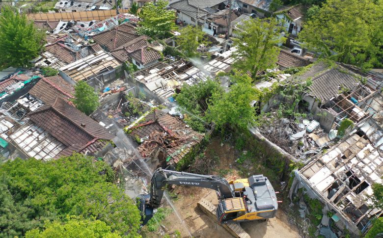 2025년 5월 8일 오전 서울 노원구 백사마을에서 작업자들이 노후 주택을 철거하고 있다. /조선DB