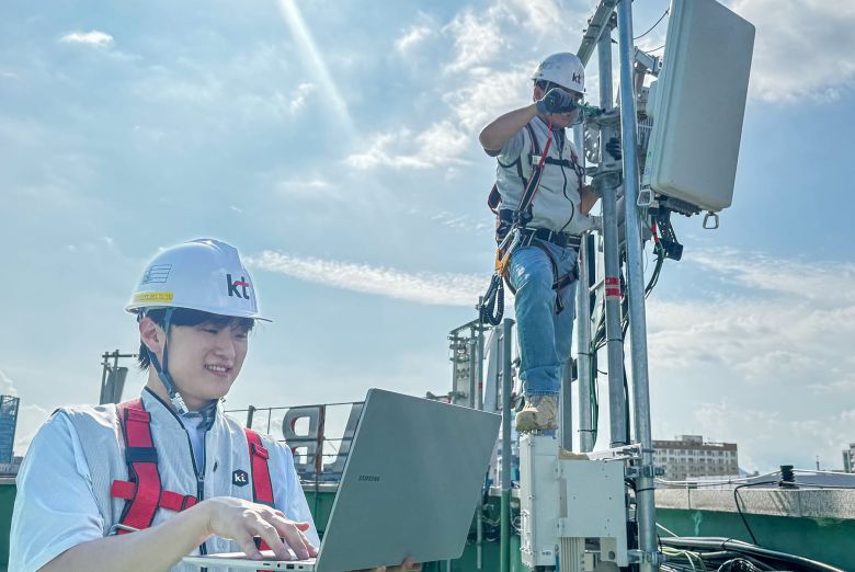 KT 직원들이 AI-RAN 기술 검증을 진행하고 있다./KT 제공