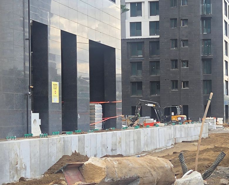 25일 오후 서울 송파구 잠실진주아파트 재건축 공사 현장에서 기초 공사가 완료된 채 중단된 방음벽. /방재혁 기자