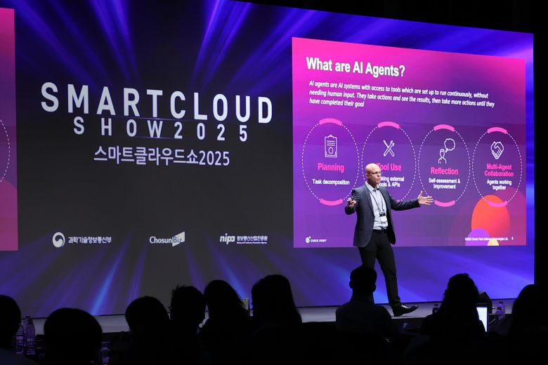 댄 카르파티(Dan Karpati) 체크포인트소프트웨어테크놀로지스 AI센터 총괄(부사장)이 27일 서울 중구 웨스틴조선호텔에서 열린 국내 최대 테크 콘퍼런스 ‘스마트클라우드쇼 2025’에서 기조연설을 하고 있다./조선비즈