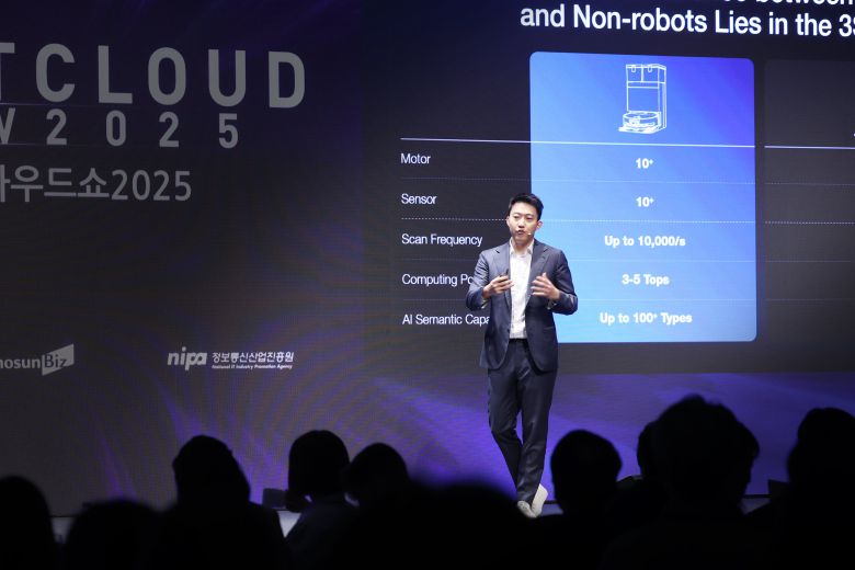 데이비드 챈 에코백스 최고경영자(CEO)가 27일 서울 중구 웨스틴조선호텔에서 열린 '스마트클라우드쇼 2025'에서 기조강연을 하고 있다./조선비즈