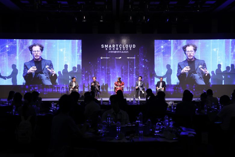 (왼쪽부터) 윤성로 서울대 전기정보공학부 교수, 켄 골드버그 UC버클리 AI 연구소 위원장, 도나 사르카르 마이크로소프트 AI&코파일럿 확산 책임자, 데이비드 챈 에코백스 로보틱스 최고경영자(CEO), 장병탁 서울대 AI연구원장(K-휴머노이드 연합 위원장)이 27일 서울 소공동 웨스틴조선호텔에서 열린 ‘스마트클라우드쇼 2025’ 패널토의에 참석한 모습./조선비즈