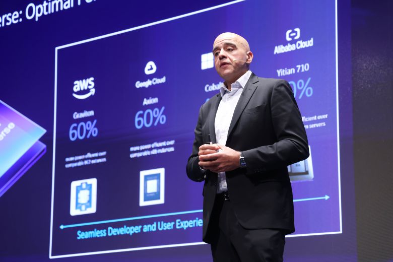 모하메드 아와드 Arm 수석 부사장이 27일 서울 소공동 웨스틴조선호텔에서 ‘AI와 미래’를 주제로 열린 ‘스마트클라우드쇼 2025′에서 기조강연을 진행하고 있다./조선비즈