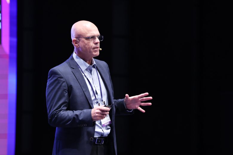 댄 카르파티(Dan Karpati) 체크포인트소프트웨어테크놀로지스 AI센터 총괄(부사장)이 27일 서울 중구 웨스틴조선호텔에서 열린 국내 최대 테크 콘퍼런스 ‘스마트클라우드쇼 2025'에서 기조연설을 하고 있다./조선비즈