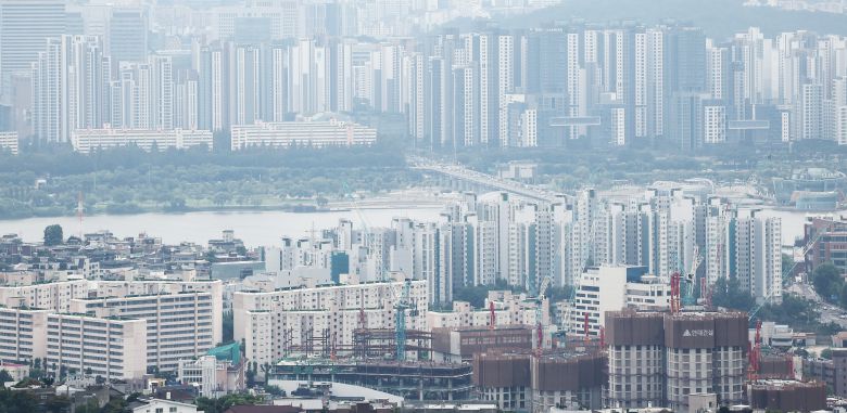 28일 서울 남산타워에서 바라본 아파트 단지 모습.  /뉴스1