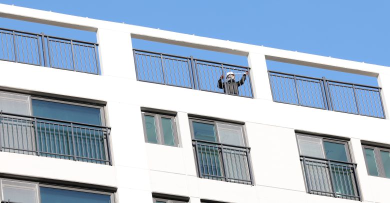 지난해 1월 15일 경기 김포의 한 아파트 옥상에서 한 작업자가 측량을 하고 있다. /뉴스1