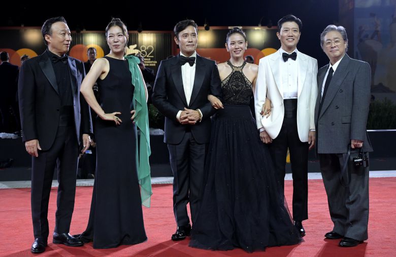 29일(현지시각) 박찬욱(오른쪽 끝) 감독의 신작 ‘어쩔수가없다’의 프리미어 상영회가 열린 이탈리아 베니스 살라 그란데 극장에서 출연진이 관객에게 인사하고 있다./ 연합뉴스