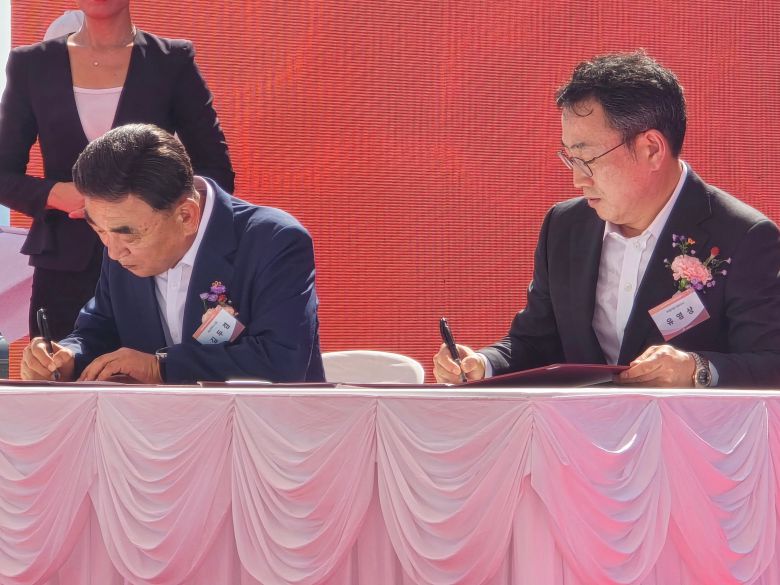 김두겸 울산광역시장(왼쪽)과 유영상 SK텔레콤 사장이 28일 ‘SK AI 데이터센터 울산’ 기공식에서 AI 데이터센터를 향후 기가와트(GW)급 클러스터로 확장하기 위한 양해각서(MOU)에 서명하고 있다./정두용 기자