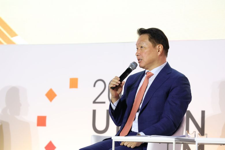 최태원 SK그룹 회장이 작년 9월 울산전시컨벤션센터에서 열린 ‘2024 울산포럼’ 폐회식에 참석해 기술과 문화를 활용한 울산의 혁신방안에 대해 설명하고 있다./SK그룹 제공