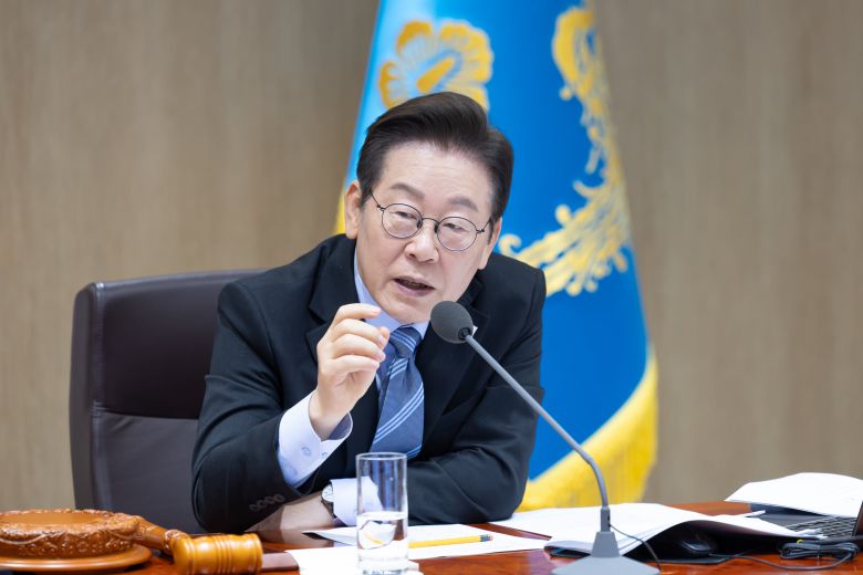 이재명 대통령이 2일 서울 용산 대통령실 청사에서 열린 제40회 국무회의에서 발언하고 있다. 이 대통령은 이날 임금체불을 당한 불법 체류자의 강제 출국을 연장해주는 방안을 찾아보라고 지시했다./대통령실 제공.