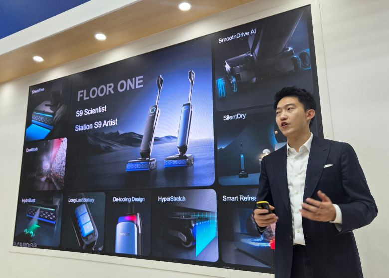 데이비드 챈 에코백스 CEO가 4일(현지시각) IFA 2025 신제품 발표회에서 습건식 청소기 신제품 S9을 소개하고 있다./베를린=최지희 기자