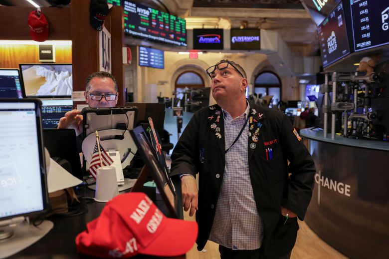 지난 3일(현지 시각) 미국 뉴욕 증권거래소(NYSE)에서 트레이더들이 모니터를 바라보고 있다. /로이터 연합뉴스