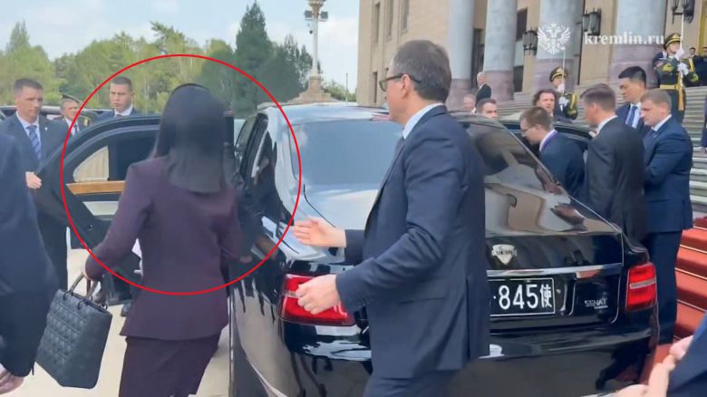 김정은 북한 국무위원장의 동생인 김여정 노동당 부부장이 3일 김 위원장이 블라디미르 푸틴 러시아 대통령과 별도 회담을 위해 푸틴 대통령의 전용 리무진 '아우루스'에 탑승할 때 차량에 함께 타고 있다. /연합뉴스