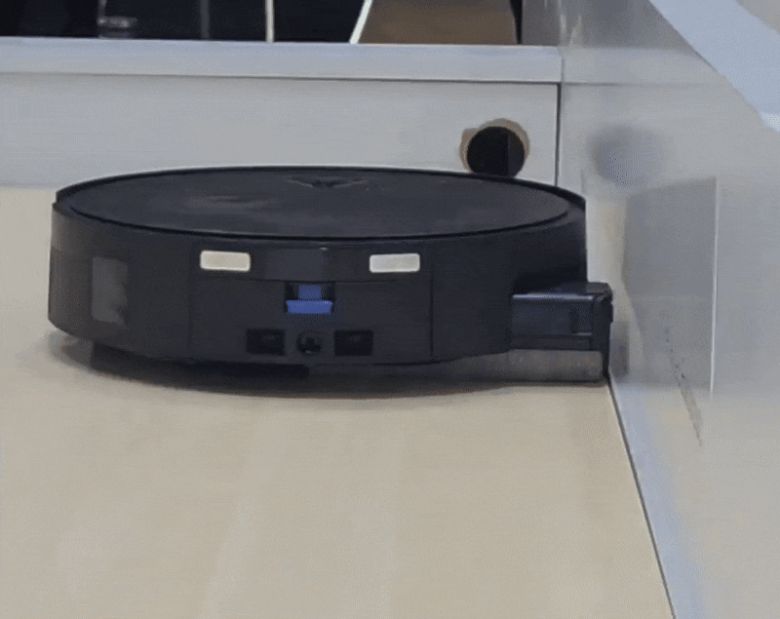 에코백스의 신형 로봇청소기 디봇 X11 모델. 벽에 닿으면 본체에서 롤러 물걸레가 밖으로 튀어나와 사각지대 없이 물걸레질을 한다./베를린=최지희 기자