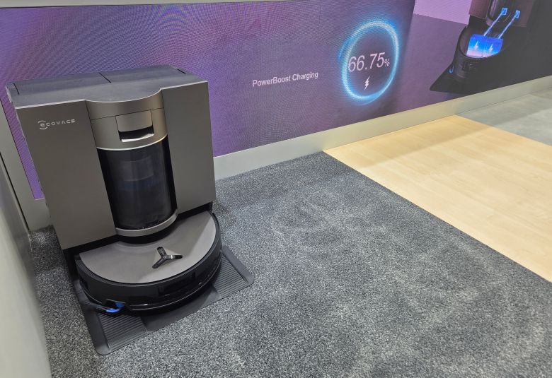 'IFA 2025’ 에코백스 부스에 전시된 신제품 로봇청소기 ‘디봇 X11’. 물걸레를 세척하는 3분 동안 6% 충전해, 배터리가 66.75% 찼다는 알림이 나오고 있다./최지희 기자