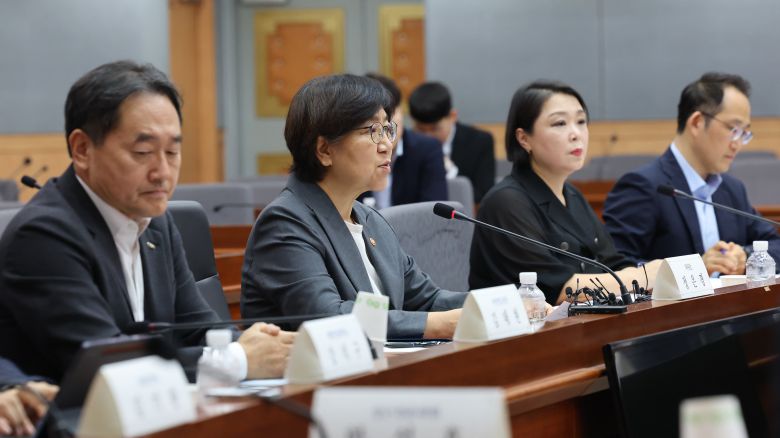 정은경(왼쪽 두번째) 보건복지부 장관이 지난달 1일 서울 종로구 정부서울청사 별관 국제회의장에서 열린 제5차 국민연금기금운용위원회 회의에서 모두발언을 하고 있다./뉴스1