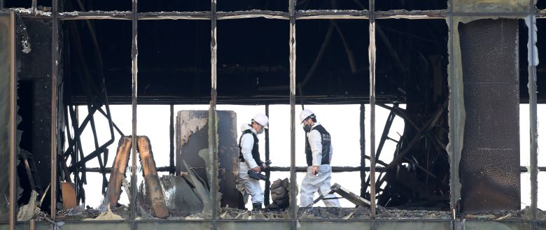 2025년 2월 16일 부산 기장군 반얀트리 호텔 신축 공사장 화재 현장에서 경찰과 과학수사대 화재감식팀, 소방 당국, 국립과학수사연구원, 국립재난안전원 등 관계자들이 합동 감식을 준비하고 있다. 2월 14일 오전 이곳에서 발생한 화재로 작업자 6명이 목숨을 잃었다. / 뉴스1