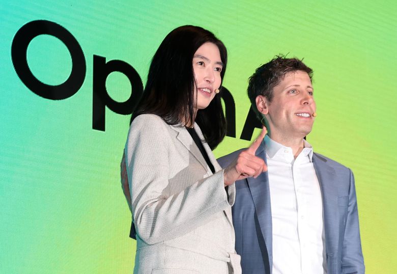 정신아 카카오 대표와 챗GPT 개발사 오픈AI의 샘 올트먼 최고경영자(CEO)가 올해 2월 서울 중구 플라자호텔에서 전략적 제휴 관계를 맺었다./뉴스1