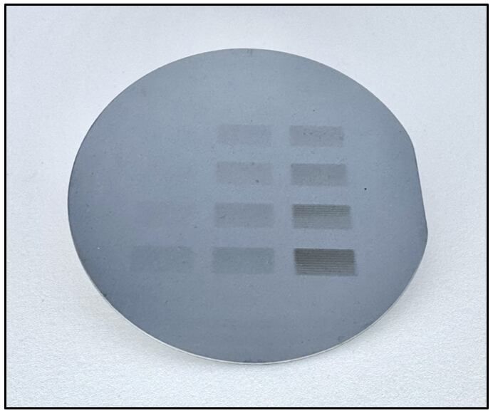 초극자외선(B-EUV) 리소그래피를 사용하여 생성된 큰 가시 패턴이 있는 10cm 실리콘 웨이퍼./존스홉킨스대