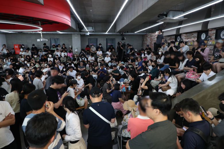 지난해 7월 25일 서울 삼성동 위메프 본사에 피해자 수백 명이 해결책을 요구하며 몰려온 모습. /조선DB